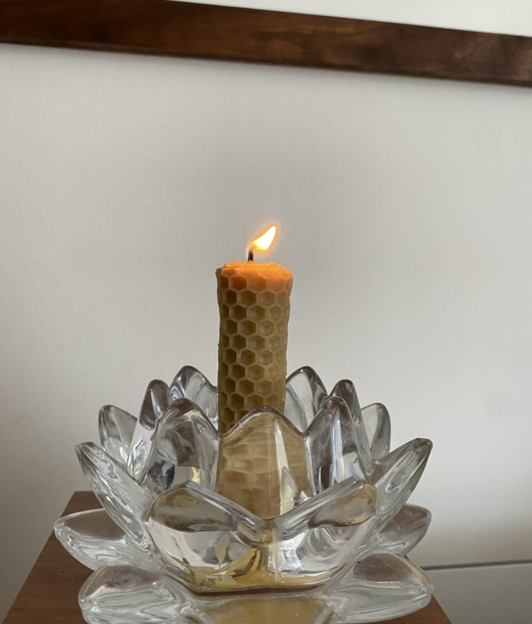 Vela de miel encendida